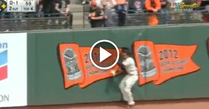 San Francisco Giants' Jarrett Parker Broke His Collarbone After Crashing Into Wall on Amazing Catch
