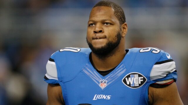 DETROIT, MI - NOVEMBER 27: Ndamukong Suh #90 of the Detroit Lions prior to the start of the game against the Chicago Bears at Ford Field on November 27, 2014 in Detroit, Michigan. (Photo by Gregory Shamus/Getty Images)