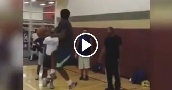 5-Foot-9 Hoops Player Does a Ridiculous 360 Double-Pump Slam Dunk With Ease