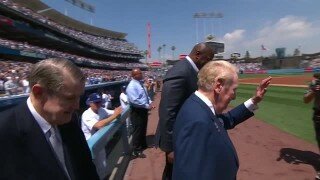  Vin Scully honored in Dodgers home opener 