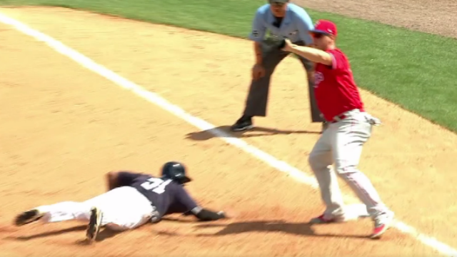 Yankees\' Aaron Hicks Brilliantly Tricks First Baseman Into Thinking He\'s Already Safe To Avoid Tag