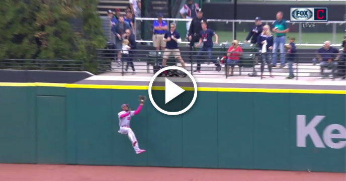 Byron Buxton Hangs Onto Great Catch After Hard Crash Into Outfield Wall