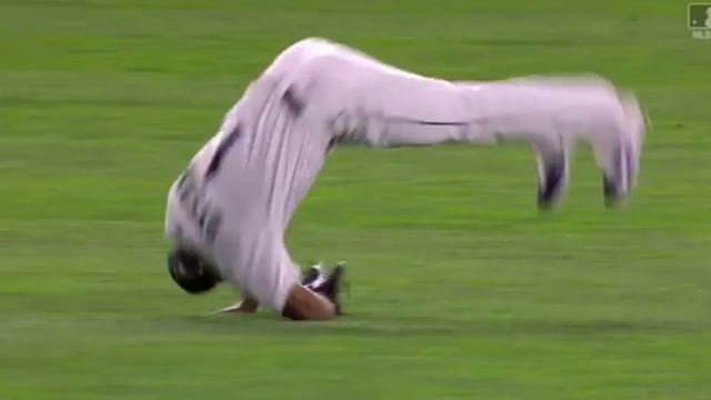 Seattle Mariners OF Jarrod Dyson Sticks the Landing After Diving, Flipping Catch