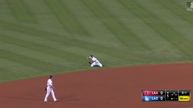 Dodgers\' Kike Hernandez Makes Insane Diving Stop & Throw From His Knees