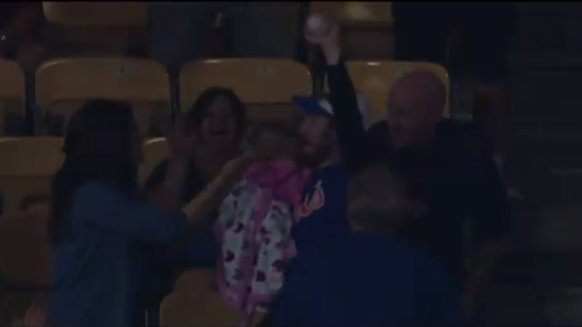 Parenting Differences Between New York Yankees & Mets Fans Shown in the Stands