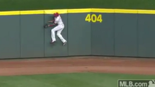 Reds' Billy Hamilton Crashes Into Wall To Make Absolutely Sensational Catch