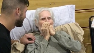 Tim Tebow Treated to Harmonica Performance by WWII Vet at Hurricane Irma Shelter