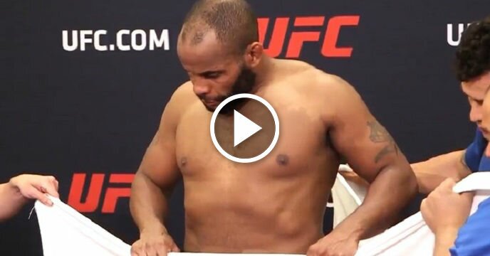 Daniel Cormier Magically Lost 1.2 Pounds in 2 Minutes to Make Weight For UFC 210 Title Fight