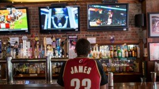 Fan watches LeBron James announce return to Cleveland