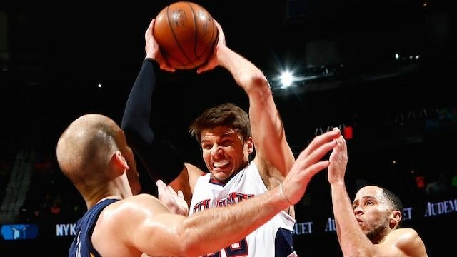Kyle Korver of the Atlanta Hawks grabs a rebound against Nick Calathes #12 and Tayshaun Prince #21 of the Memphis Grizzlies at Philips Arena on January 7, 2015 in Atlanta, Georgia. (Photo by Kevin C. Cox/Getty Images)