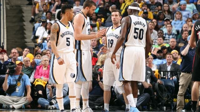 Marc Gasol talks to team in the middle of a game