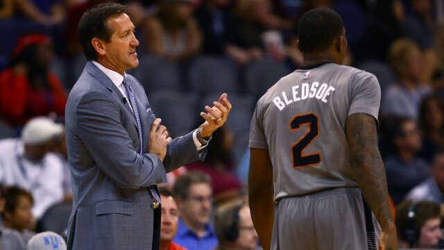 Phoenix Suns head coach Jeff Hornacek talking to Eric Bledsoe