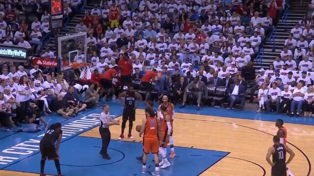 Houston Rockets\' Bench Can\'t Hold Back Laughter at Andre Roberson\'s Poor Free-Throw Shooting