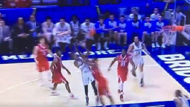 Arkansas Player Gets Tossed For Smacking Kentucky\'s De\'Aaron Fox in the Face
