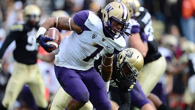 Washington Huskies linebacker Shaq Thompson (7) carries in the third quarter against the Colorado Buffaloes at Folsom Field. The Huskies defeated the Buffaloes 38-23. 