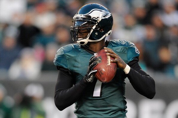 PHILADELPHIA, PA - DECEMBER 18: Michael Vick #7 of the Philadelphia Eagles drops back for a pass against the New York Jets at Lincoln Financial Field on December 18, 2011 in Philadelphia, Pennsylvania. (Photo by Patrick McDermott/Getty Images)