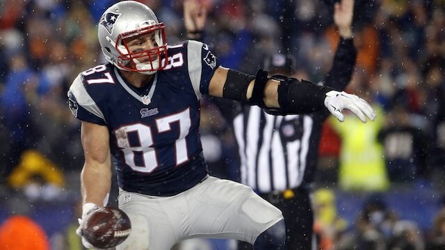 Rob Gronkowski New England Patriots Spike Indianapolis Colts