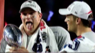  Rob Gronkowski Eats Extra Spicy Hot Wings & Lets His Tears & Snot Fly 
