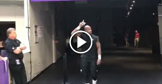 Vikings Fans Give Adrian Peterson Warm Welcome in Return to Minnesota