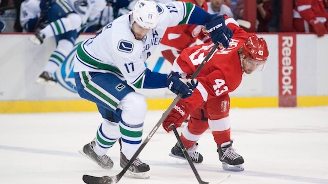 red wings defeat canucks