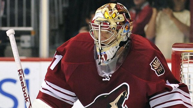 Mike Smith Carries Phoenix Coyotes To Much-Needed Win Over Vancouver Canucks