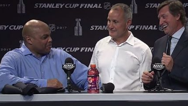 Charles Barkley Hilariously Crashes Wayne Gretzky\'s Stanley Cup Press Conference