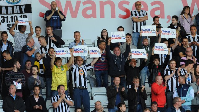Newcastle United fans want Alan Pardew sacked