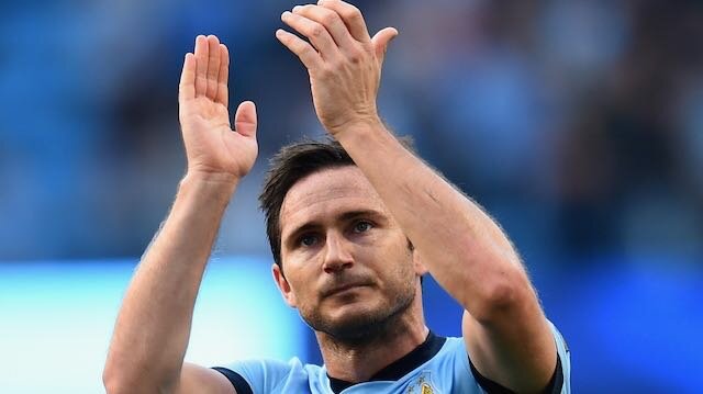 Frank Lampard of Manchester City salutes the Chelsea fans at the end of the Barclays Premier League match between Manchester City and Chelsea at the Etihad Stadium on September 21, 2014 in Manchester, England. (Photo by Shaun Botterill/Getty Images)