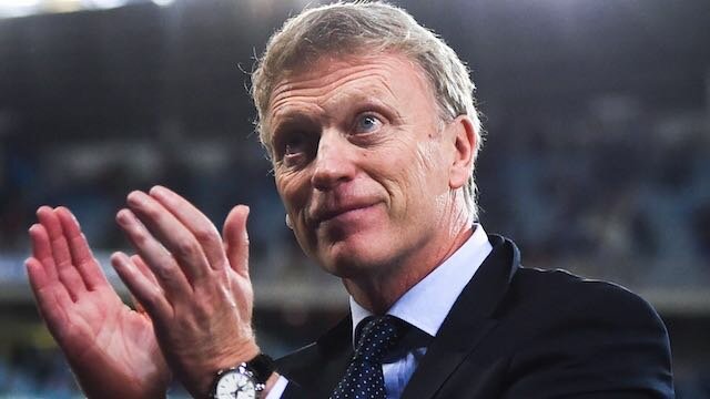 Head coach David Moyes of Real Sociedad acknowledges the crowd at the end of the La Liga match between Real Socided and Elche FC at Estadio Anoeta on November 28, 2014 in San Sebastian, Spain. (Photo by David Ramos/Getty Images)