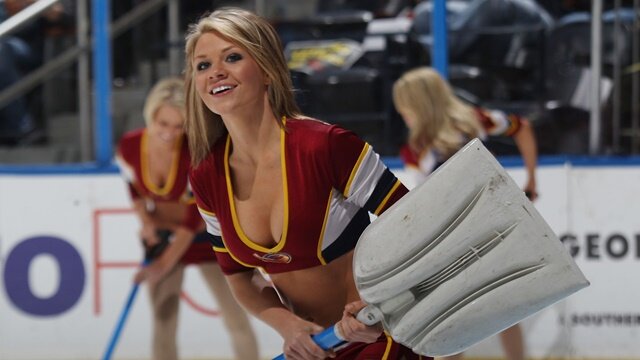 25 Hot Pictures of NHL Ice Girls